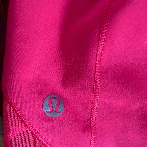 Lululemon Hotty Hot Shorts RARE- Lip gloss size 4 - Picture 5 of 5